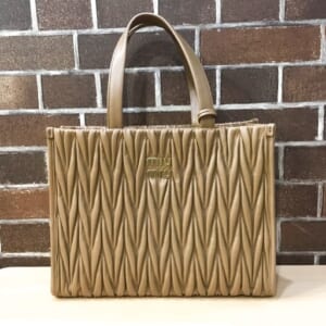 ミュウミュウ マテラッセトートバッグ 5BG258