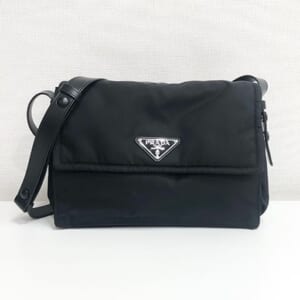 プラダ ミディアム パデッド Re-Nylon ショルダーバッグ 1BD255