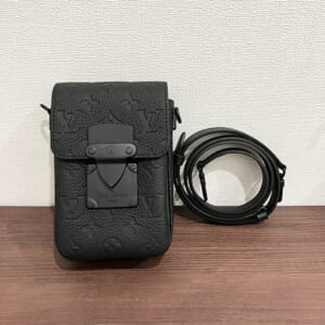 ルイヴィトン モノグラムトリヨン Sロックヴェルティカルウェアラブルウォレット M81524