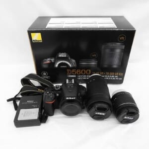 Nikon ニコン デジタル一眼レフカメラ D5600 ダブルズームキット(18-55/70-300) 付属品あり 中古品