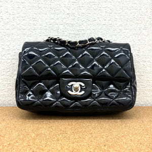 シャネル ミニマトラッセ チェーンショルダーバッグ 20 パテント シルバー金具  A69900