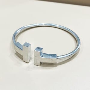ティファニー Tワイドワイヤーバングル