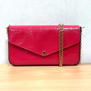 ルイヴィトン モノグラムヴェルニ ポシェットフェリシー M61787