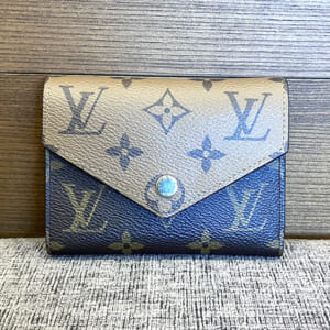 ルイヴィトン モノグラムリバース ポルトフォイユヴィクトリーヌ M81557