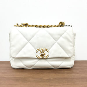 シャネル シャネル19 チェーンショルダーバッグ AS1160 シャイニーカーフ 白