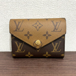 ルイヴィトン モノグラムリバース ポルトフォイユヴィクトリーヌ M81557