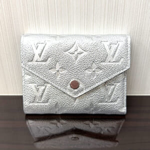 ルイヴィトン モノグラムアンプラント ポルトフォイユヴィクトリーヌ M26896