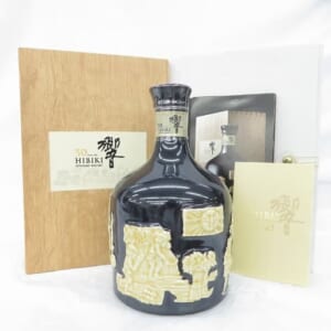 響 30年 有田焼 命水陽刻文紫紺釉砧形瓶 木箱/冊子付