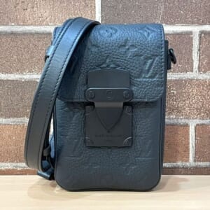 ルイヴィトン モノグラムトリヨン Sロックヴェルティカルウェアラブルウォレット M81524