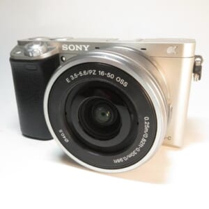 SONY ソニー ミラーレス一眼カメラ α6000 パワーズームレンズキット シルバー 中古品