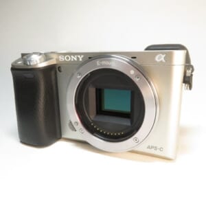 SONY ソニー ミラーレス一眼カメラ α6000 ボディ シルバー 中古品