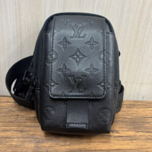 ルイヴィトン モノグラムシャドウ ダブルフォンポーチ M81323