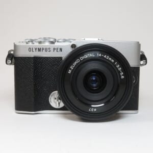 オリンパス OLYMPUS ミラーレス一眼カメラ PEN E-P7 M.ZUIKO 14-42mm EZレンズキット シルバー 中古品